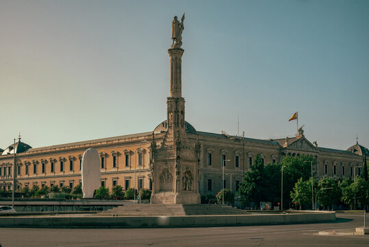 Monumento a colon y biblioteca nacional