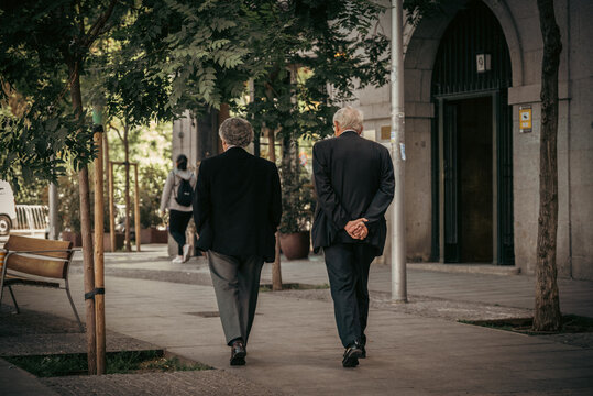 Personas de traje paseando por la ciudad