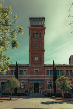 Edificio arabe en la ciudad de madrid
