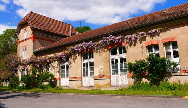 Ancienne gare d&eacute;cor&eacute;e de glycine dans le village d'Attigny Ardennes France Europe