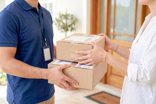玄関で荷物を受け渡す宅配シーン