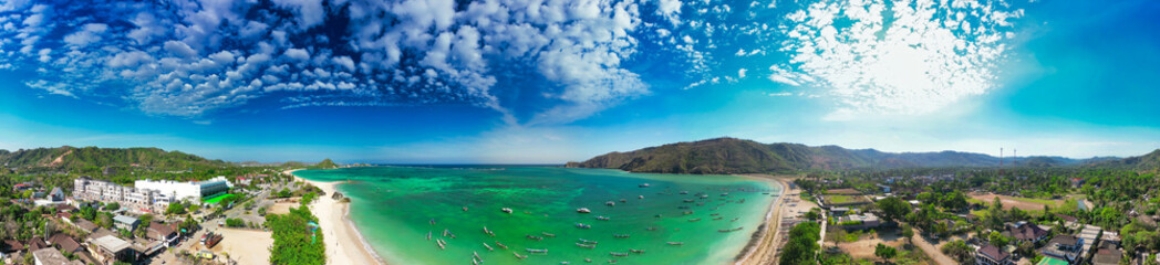 Obraz premium Drone perspective of Kuta Lombok coastline showing beach and clear ocean waters