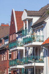 Obraz premium Wohngebäude im Frühling, Reihenhäuser, Mehrfamilienhäuser, Bremen, Deutschland