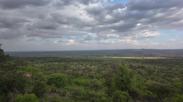 Zeitraffer Schwenk durch die Landschaft des Tarangire Nationalpark in Tansania, Afrika