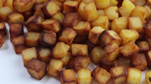 fond de pommes de terre rissol&eacute;es en gros plan