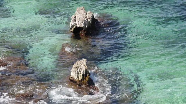 Rochers dans eau turquoise de la m&eacute;diterran&eacute;e