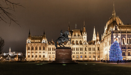 Obraz premium Equestrian statue of Francis II Racoczi in square in front of Parliament building in Budapest in Hungary