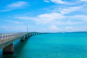 Fototapeta premium 宮古島 伊良部大橋 エメラルドグリーンの海と果てしなく続く橋（The long Irabu Bridge stretching over the emerald green sea in Miyakojima Okinawa Japan）
