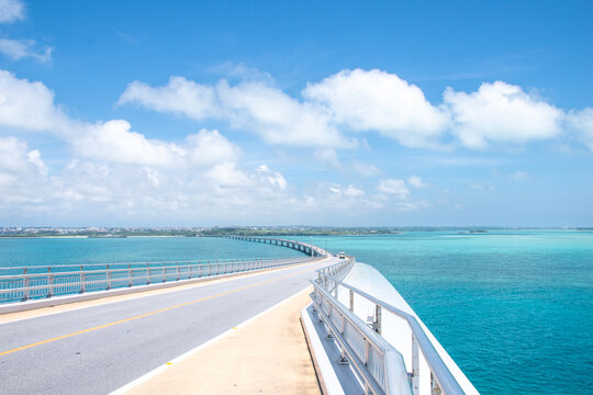 宮古島 伊良部大橋 エメラルドグリーンの海と果てしなく続く橋（The long Irabu Bridge stretching over the emerald green sea in Miyakojima Okinawa Japan）