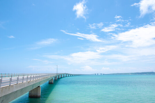宮古島 伊良部大橋 エメラルドグリーンの海と果てしなく続く橋（The long Irabu Bridge stretching over the emerald green sea in Miyakojima Okinawa Japan）