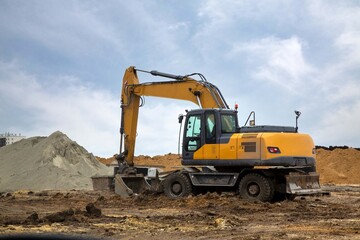 Obraz premium Machinery is working on the construction of a new road outside the city.