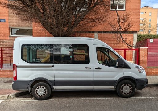 Vista lateral de una furgoneta de pasajeros Ford Transit aparcada en una calle de Madrid, Espa&ntilde;a, 18 de marzo de 2026