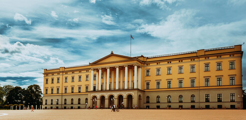 Royal Palace facade in central Oslo © Great Brut Here