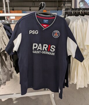 Camiseta de manga corta del club de f&uacute;tbol Paris Saint-Germain en tienda Primark en Madrid, Espa&ntilde;a, 18 de marzo de 2026