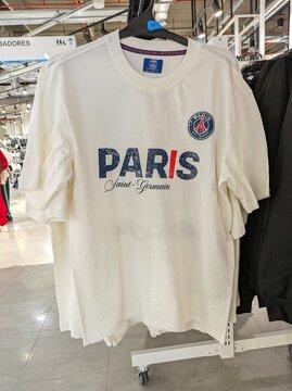 Camiseta de manga corta del club de f&uacute;tbol Paris Saint-Germain en tienda Primark en Madrid, Espa&ntilde;a, 18 de marzo de 2026