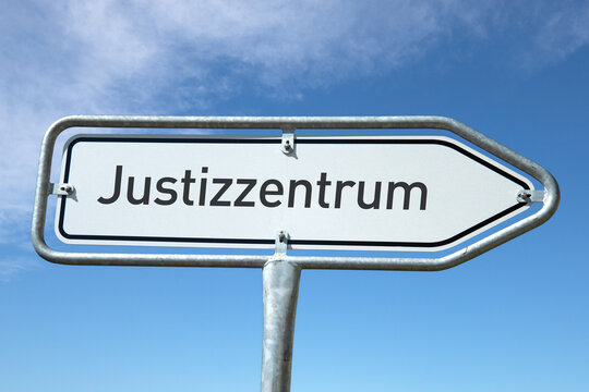 Verkehrsschild, Wegweiser, Justizzentrum in Richtung rechts.
