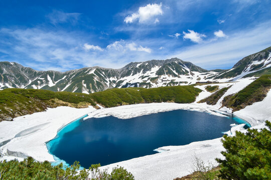 富山県 立山室堂 雪解けのみくりが池と立山連峰の絶景（Spectacular view of Mikurigaike Pond and Tateyama Mountains in Murodo Toyama Japan）