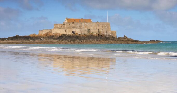 &Icirc;le du fort National &agrave; mar&eacute;e basse en Bretagne
