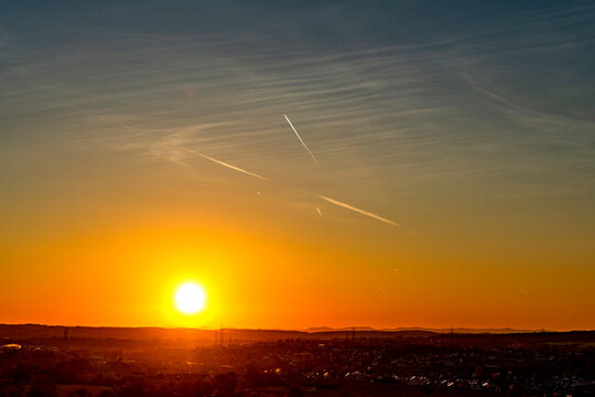 Kondensstreifen am Himmel bei Sonnenuntergang