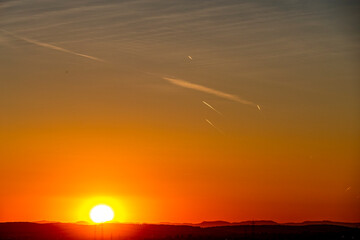 Fototapeta premium Kondensstreifen am Himmel bei Sonnenuntergang