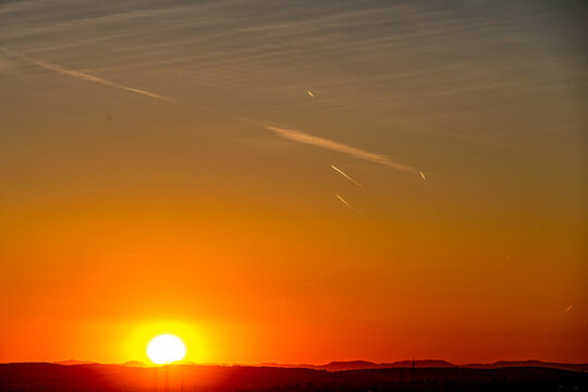 Kondensstreifen am Himmel bei Sonnenuntergang