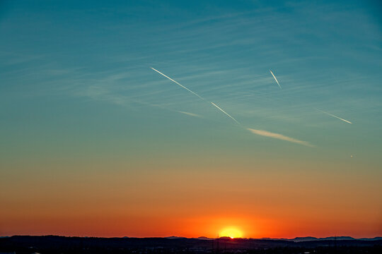 Kondensstreifen am Himmel bei Sonnenuntergang