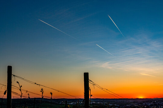 Kondensstreifen am Himmel bei Sonnenuntergang