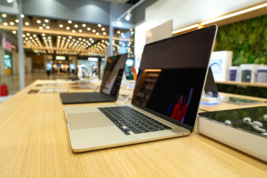 Showcasing Modern Laptops in a Bright Tech Store with Contemporary Designs and Innovative Features for Enthusiasts and Shoppers Alike