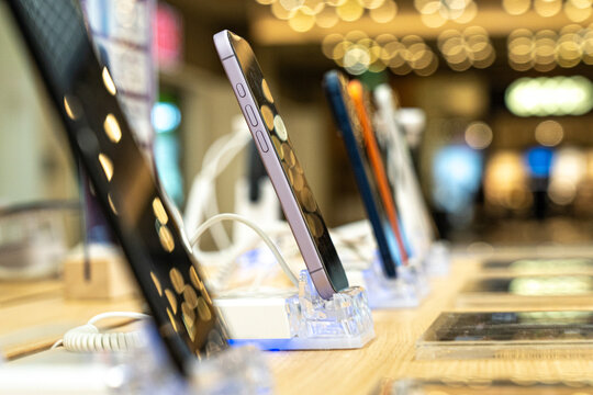 Showcasing a Range of Modern Smartphones in an Upscale Retail Environment with Focus on Innovative Technology and Sleek Designs