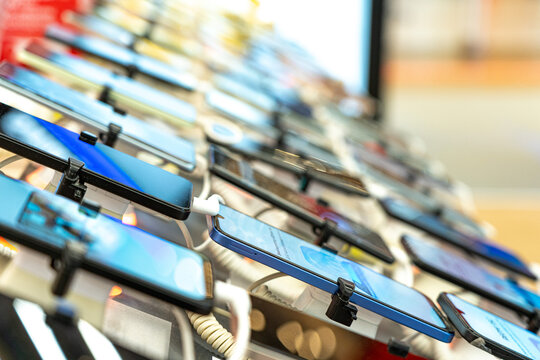 A Sleek Display of Modern Smartphones Showcasing Advanced Technology and Variety in an Electronics Retail Environment