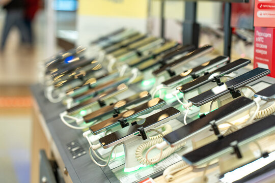 A Variety of Mobile Devices on Display, Showcasing Technology and Design in a Modern Retail Environment with Multiple Options for Customers