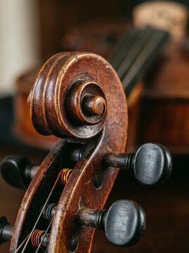 Close up of a violin head and scroll
