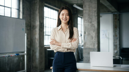 Fototapeta premium 사무실에서 팔짱 낀 여성 / Woman with Crossed Arms in Office