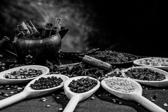 Natura morta. Still life riso con spezie colorate in polvere e grani su cucchiaio di legno
