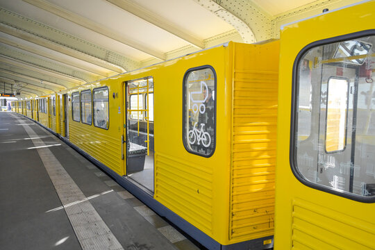 U-Bahn, U3, Hochbahn, Zug, Bahnhof Kottbusser Tor, Kreuzberg, Bezirk Friedrichshain-Kreuzberg, Berlin, Deutschland