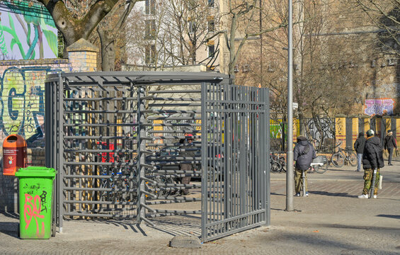 Zaun, Eingang G&ouml;rlitzer Stra&szlig;e, G&ouml;rlitzer Park, Kreuzberg, Friedrichshain-Kreuzberg, Berlin, Deutschland