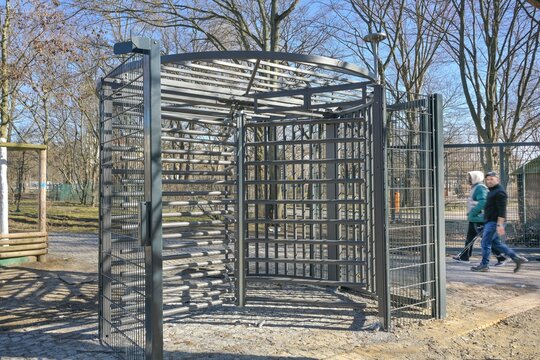 Zaun, Eingang Wiener Stra&szlig;e, G&ouml;rlitzer Park, Kreuzberg, Friedrichshain-Kreuzberg, Berlin, Deutschland