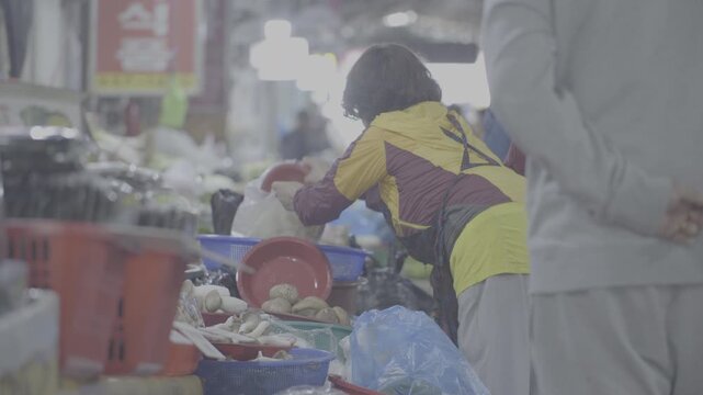 활기 넘치는 한국 전통 재래시장의 거리 풍경과 다양한 식재료를 판매하는 노점