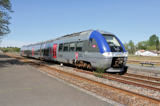 Saint-Mariens, France &ndash; Avril 2026 : TER Nouvelle-Aquitaine &agrave; la gare de Saint-Mariens Saint-Yzan