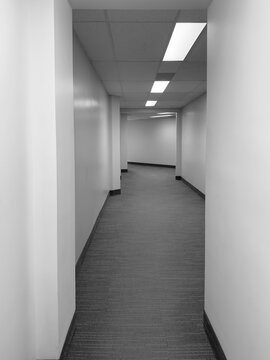 Couloir vide dans un immeuble de bureaux moderne. Photo en noir et blanc.