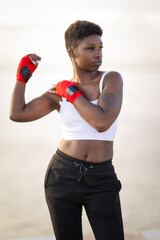 Obraz premium African american woman preparing for boxing fitness training