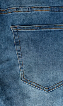 Primer plano de bolsillo trasero de jeans azules con textura denim y costuras