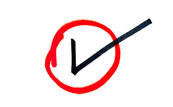 Marca de verificaci&oacute;n dentro de c&iacute;rculo rojo dibujada a mano sobre fondo negro s&iacute;mbolo de aprobaci&oacute;n