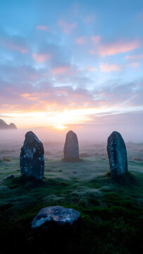 Menhirs antiques dans un paysage brumeux au lever du soleil mystique