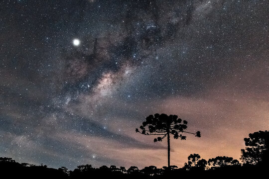 Lua e Via L&aacute;ctea na Serra