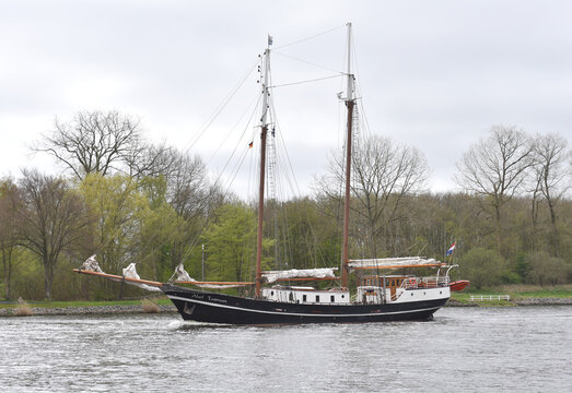Zweimastschoner ABEL TASMAN f&auml;hrt im Nord-Ostsee-Kanal 