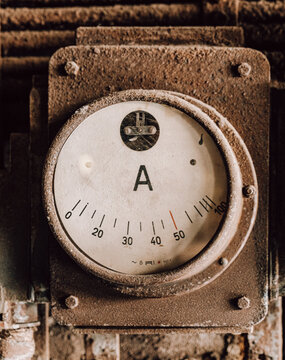 Analoges Amperemeter in einer verlassenen Industrieanlage