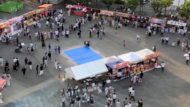 賑やかな日本の祭りと屋台の俯瞰映像