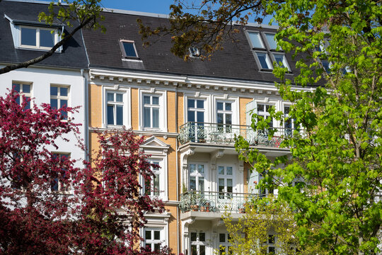 Fa&ccedil;ade of a picturesque apartment house in Hamburg in North Germany in springtime