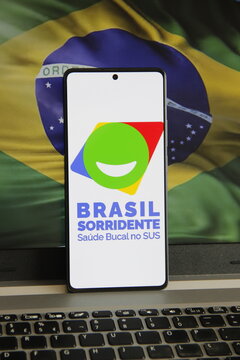Brasil Sorridente - Pol&iacute;tica Nacional de Sa&uacute;de Bucal do Brasil, institu&iacute;da em 2004 e tornada lei em 2023, que garante atendimento odontol&oacute;gico gratuito e universal pelo SUS.